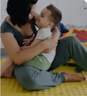 Niño no verbal siendo estimulado